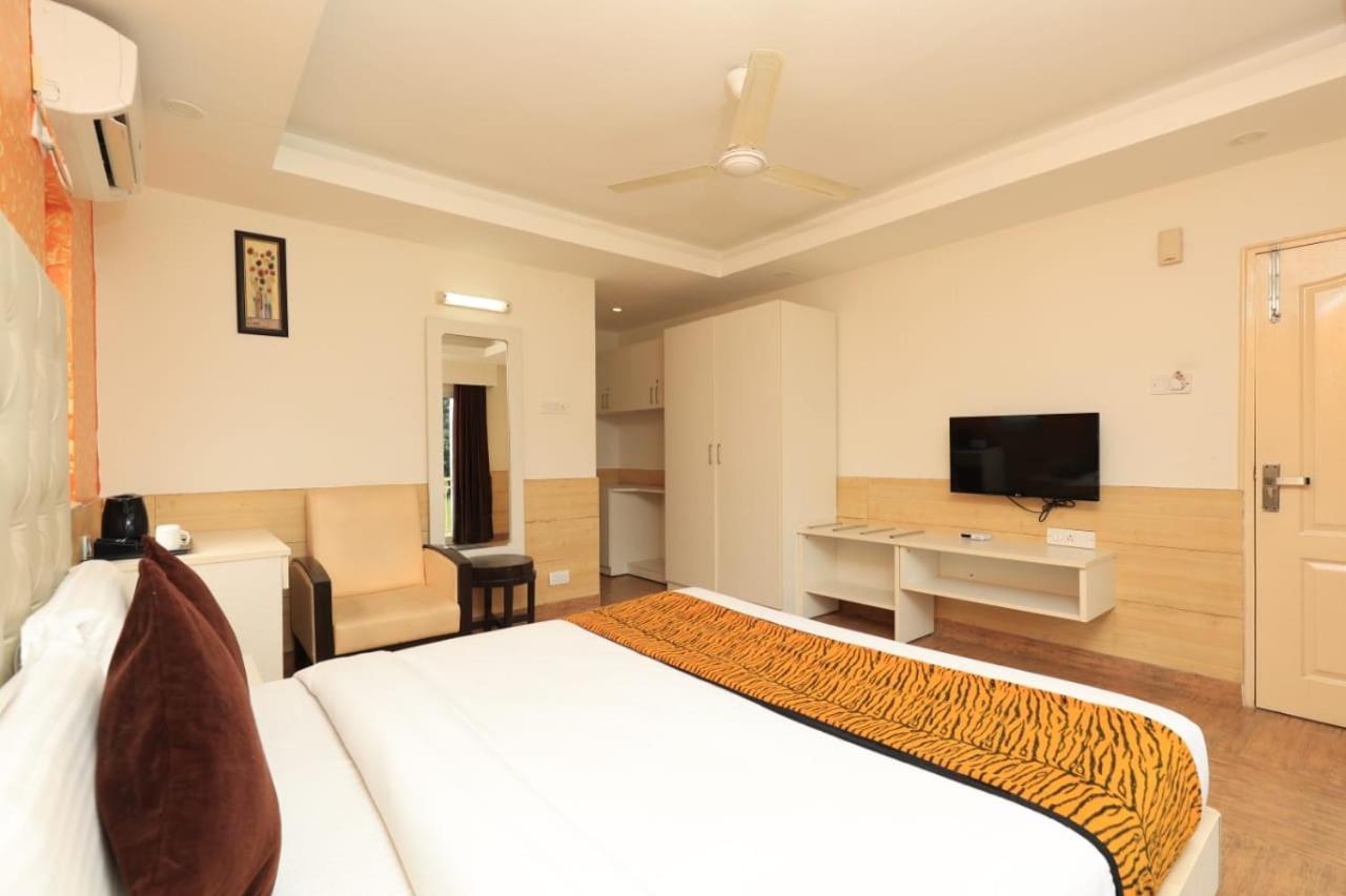 Hotel Broadway Near Delhi Airport Új-Delhi Kültér fotó